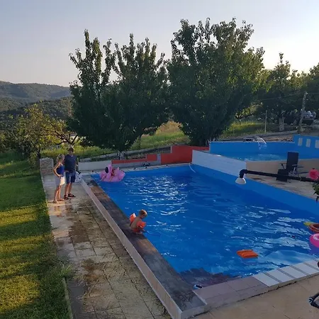 Charming 4-bed House In Σπίτι διακοπών