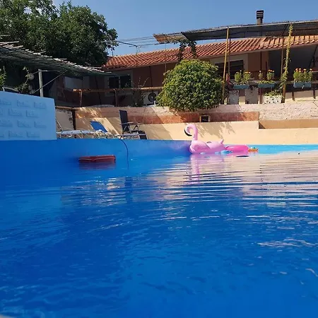 Charming 4-bed House In Casa vacanze *