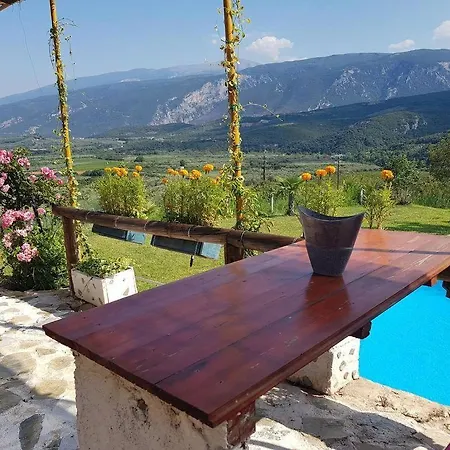 Charming 4-bed House In Casa vacanze Pyrgetós