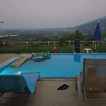 Σπίτι διακοπών Charming 4-bed House In Pyrgetós