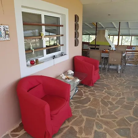 Charming 4-bed House In Casa vacanze Pyrgetós