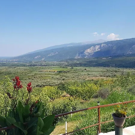 Charming 4-bed House In Pyrgetós